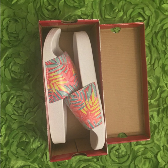 Union Bay Pink Leaf Slides - Picture 3 of 4